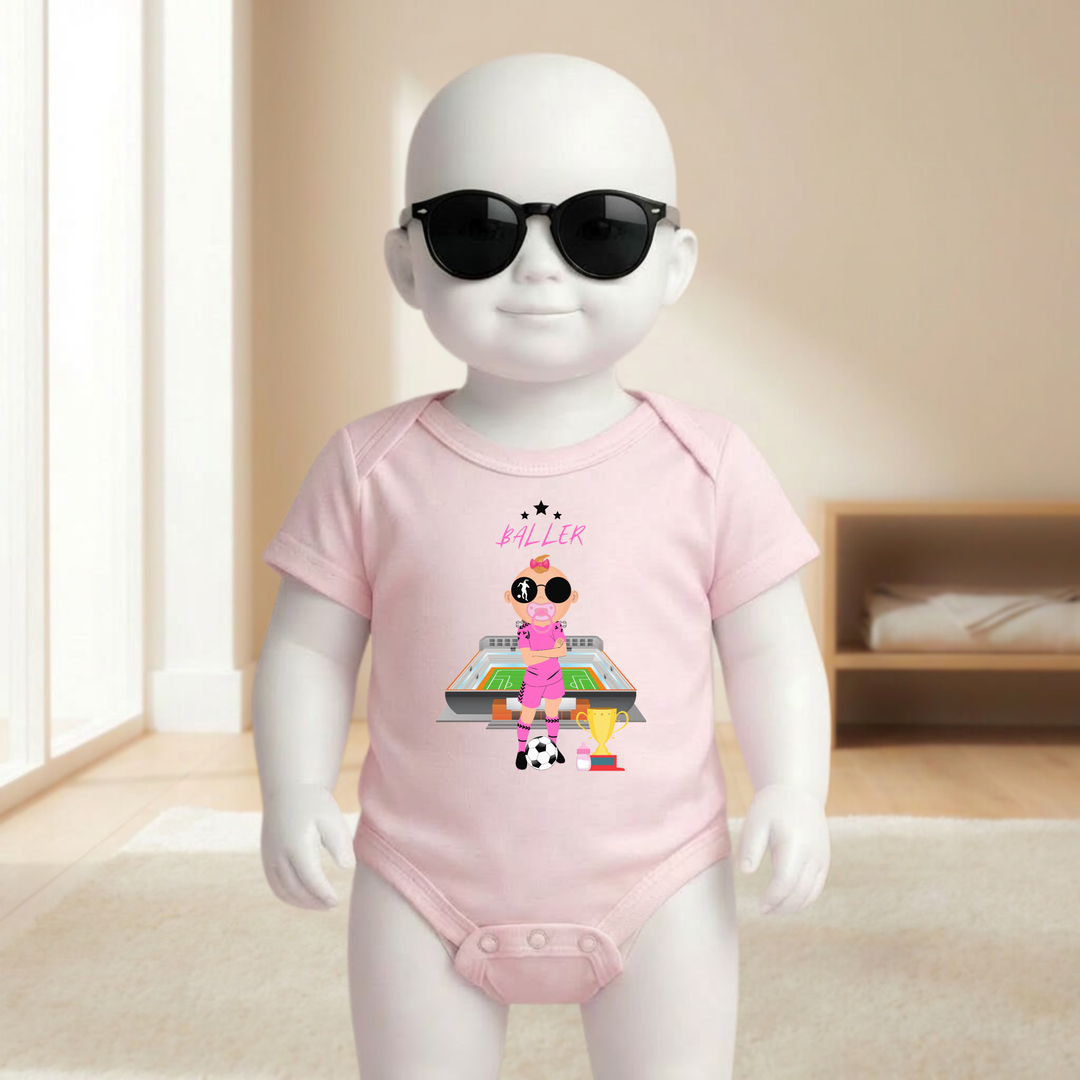 Baby Body rosa kurzarm für Mädchen am Mannequin getragen, stylischer Babybody mit Fußball- Motiv für kleine Kickerinnen von TIMMY &amp; MIMMY