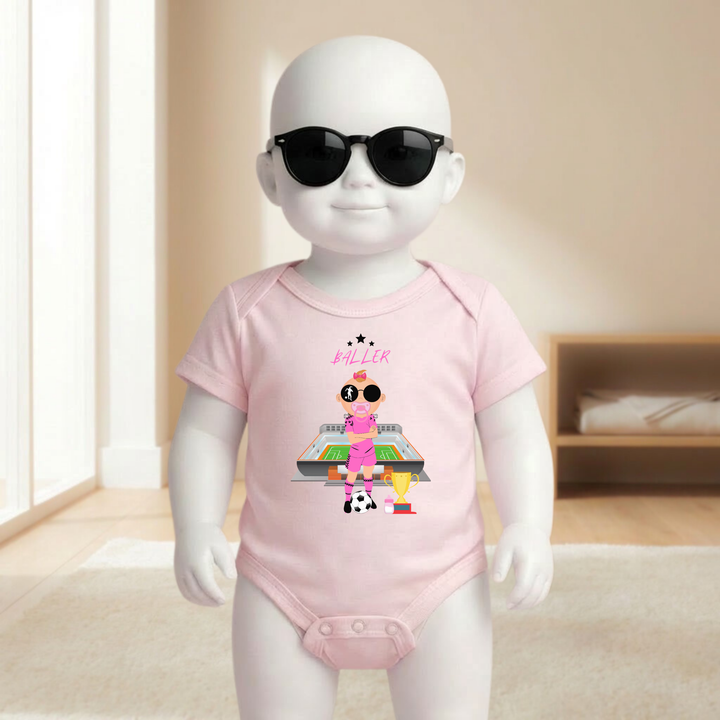 Baby Body rosa kurzarm für Mädchen am Mannequin getragen, stylischer Babybody mit Fußball- Motiv für kleine Kickerinnen von TIMMY &amp; MIMMY
