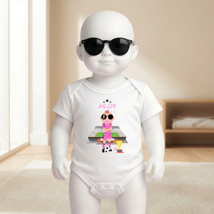 Baby Body weiß kurzarm für Mädchen am Mannequin getragen, stylischer Babybody mit Fußball- Motiv für kleine Kickerinnen von TIMMY &amp; MIMMY