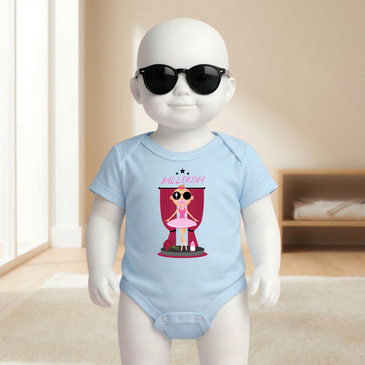 Baby Body hellblau kurzarm für Mädchen am Mannequin getragen, stylischer Babybody mit Ballerina- Motiv für kleine Tänzerinnen von TIMMY &amp; MIMMY