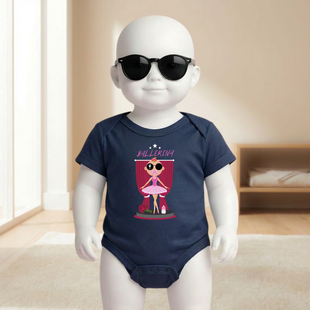 Baby Body navy blau kurzarm für Mädchen am Mannequin getragen, stylischer Babybody mit Ballerina- Motiv für kleine Tänzerinnen von TIMMY &amp; MIMMY