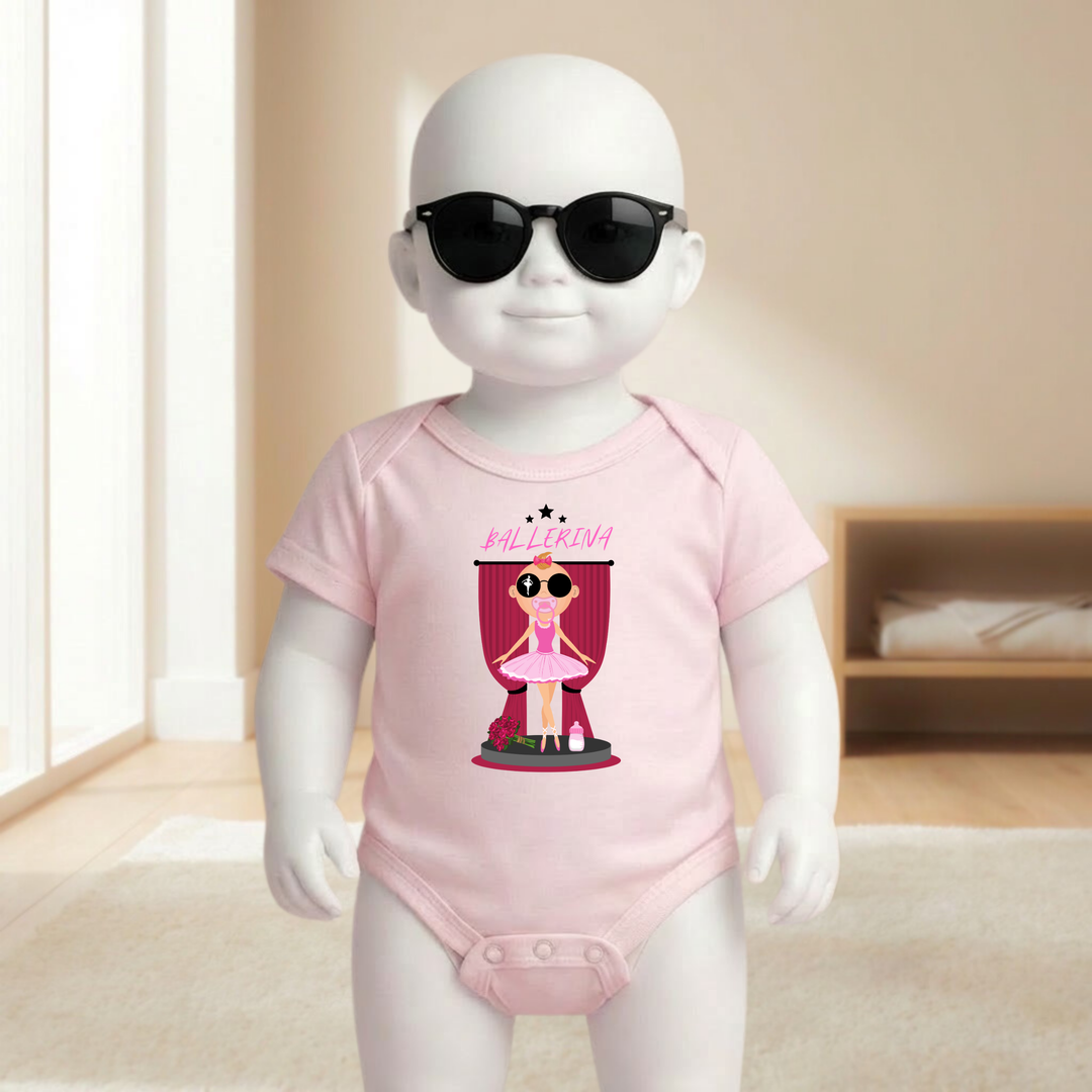 Baby Body rosa kurzarm für Mädchen am Mannequin getragen, stylischer Babybody mit Ballerina- Motiv für kleine Tänzerinnen von TIMMY &amp; MIMMY