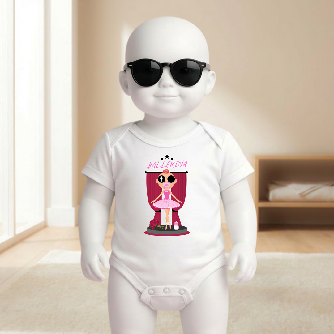 Baby Body weiß kurzarm für Mädchen am Mannequin getragen, stylischer Babybody mit Ballerina- Motiv für kleine Tänzerinnen von TIMMY &amp; MIMMY