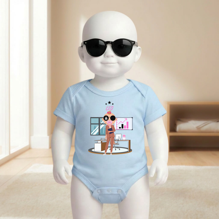 Baby Body hellblau kurzarm für Mädchen am Mannequin getragen, stylischer Babybody mit CEO Motiv für kleine Business Girls von TIMMY &amp; MIMMY