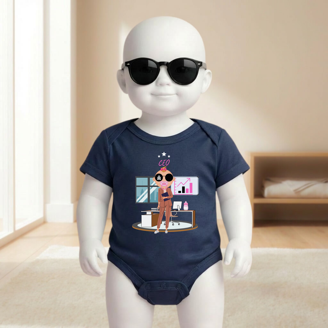 Baby Body navy blau kurzarm für Mädchen am Mannequin getragen, stylischer Babybody mit CEO Motiv für kleine Business Girls von TIMMY &amp; MIMMY