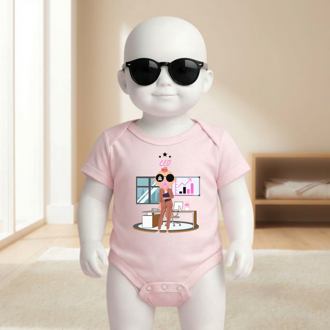 Baby Body rosa kurzarm für Mädchen am Mannequin getragen, stylischer Babybody mit CEO Motiv für kleine Business Girls von TIMMY &amp; MIMMY