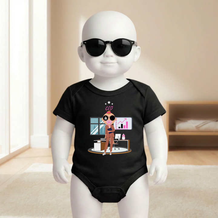 Baby Body schwarz kurzarm für Mädchen am Mannequin getragen, stylischer Babybody mit CEO Motiv für kleine Business Girls von TIMMY &amp; MIMMY