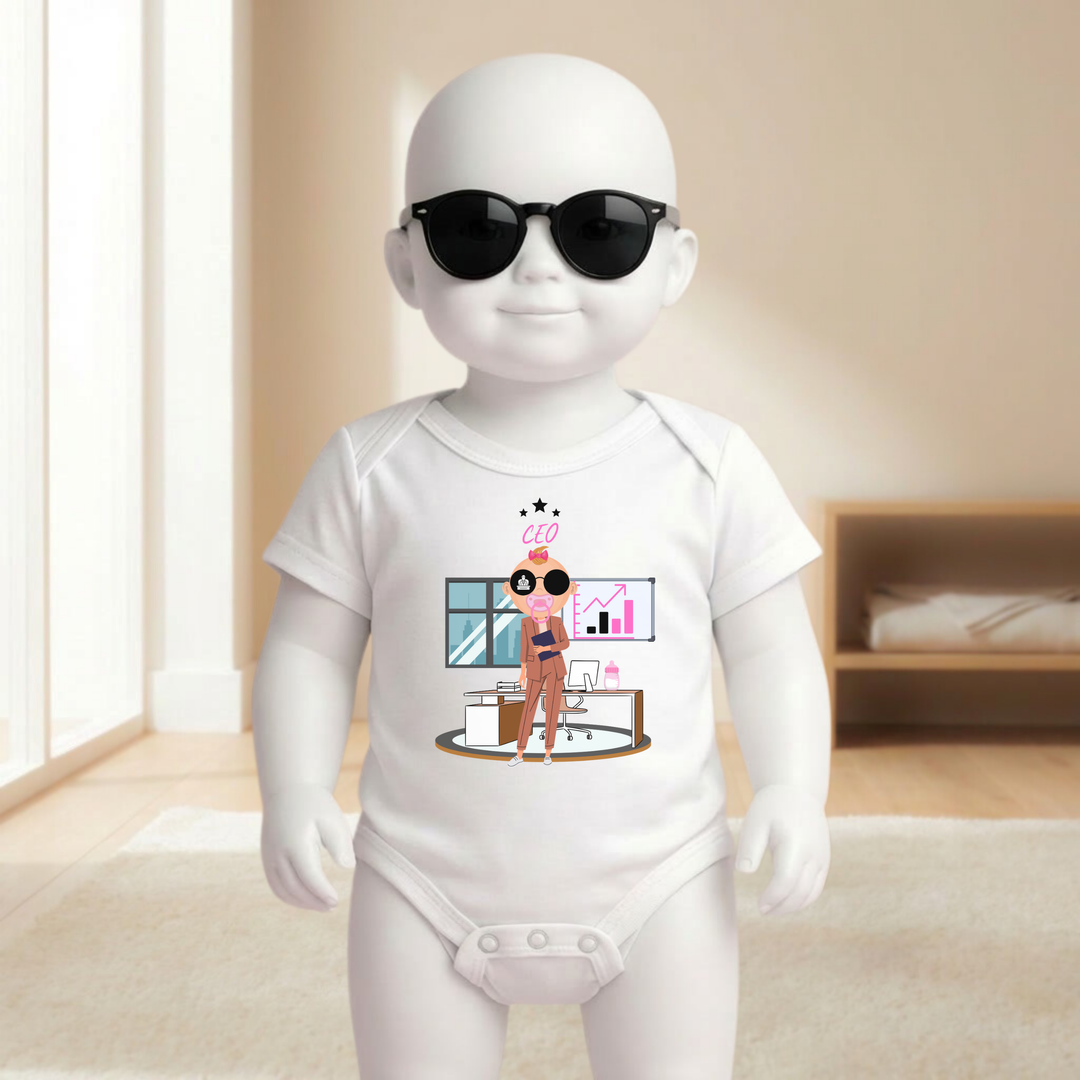 Baby Body weiß kurzarm für Mädchen am Mannequin getragen, stylischer Babybody mit CEO Motiv für kleine Business Girls von TIMMY &amp; MIMMY