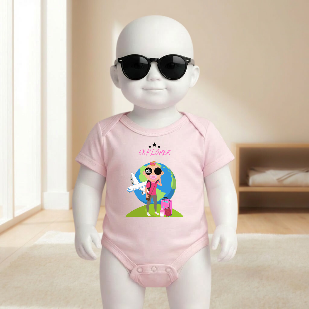 Baby Body rosa kurzarm für Mädchen am Mannequin getragen, stylischer Babybody mit Explorer Motiv für kleine Entdeckerinnen von TIMMY &amp; MIMMY