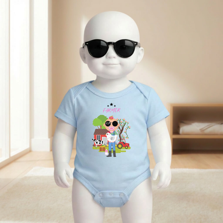 Baby Body hellblau für Mädchen mit Farmer Motiv am Baby- Mannequin getragen, stylischer Babybody mit Bauernhof und Tier Design für kleine Bäuerinnen von der Baby- und Kindermarke TIMMY &amp; MIMMY