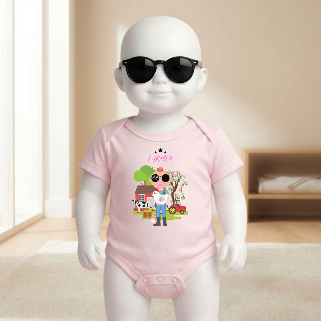Baby Body rosa für Mädchen mit Farmer Motiv am Baby- Mannequin getragen, stylischer Babybody mit Bauernhof und Tier Design für kleine Bäuerinnen von der Baby- und Kindermarke TIMMY &amp; MIMMY