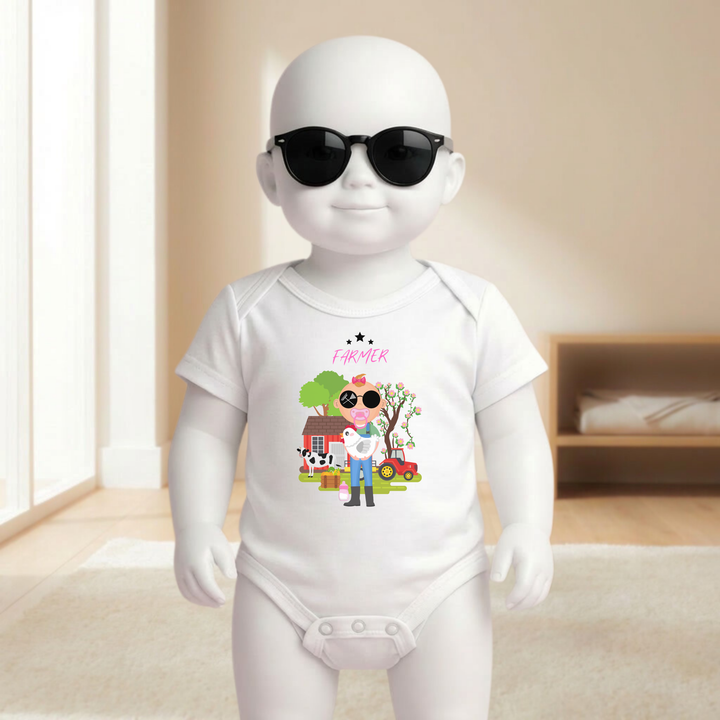 Baby Body weiß für Mädchen mit Farmer Motiv am Baby- Mannequin getragen, stylischer Babybody mit Bauernhof und Tier Design für kleine Bäuerinnen von der Baby- und Kindermarke TIMMY &amp; MIMMY