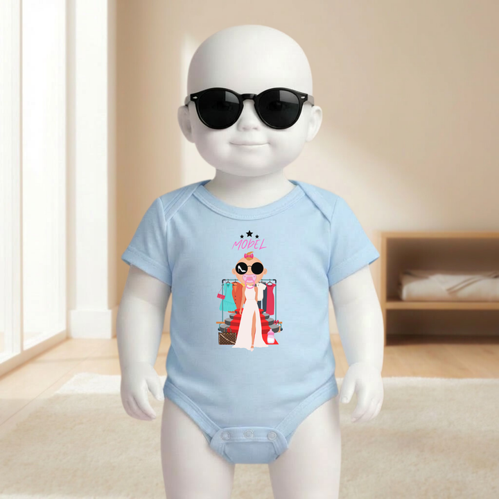 Baby Body hellblau für Mädchen mit Fashion- Motiv am Baby- Mannequin getragen, stylischer Babybody mit Model- Design für kleine Top Models von der Baby- und Kindermarke TIMMY &amp; MIMMY