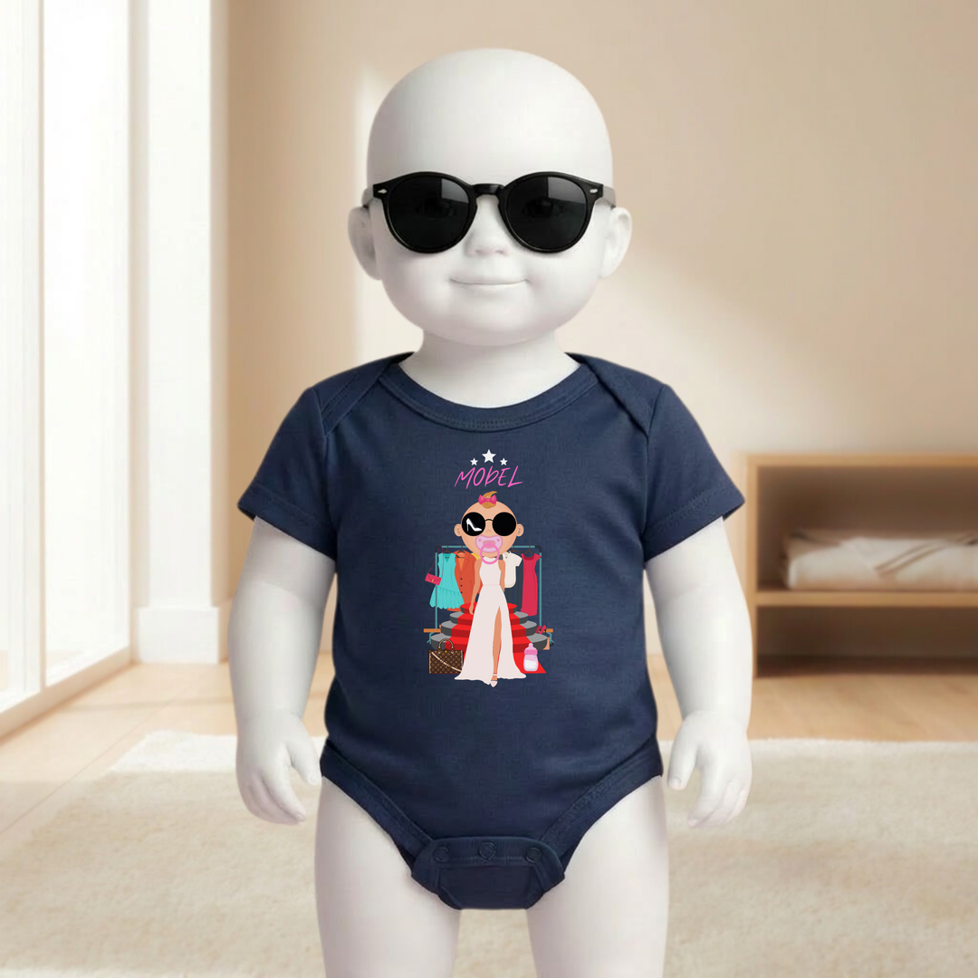 Baby Body navy blau für Mädchen mit Fashion- Motiv am Baby- Mannequin getragen, stylischer Babybody mit Model- Design für kleine Top Models von der Baby- und Kindermarke TIMMY &amp; MIMMY