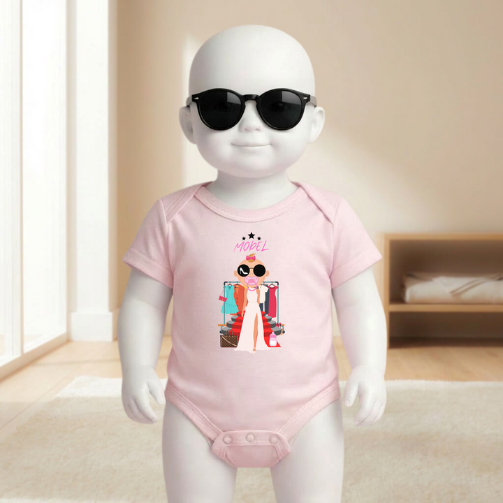 Baby Body rosa für Mädchen mit Fashion- Motiv am Baby- Mannequin getragen, stylischer Babybody mit Model- Design für kleine Top Models von der Baby- und Kindermarke TIMMY &amp; MIMMY