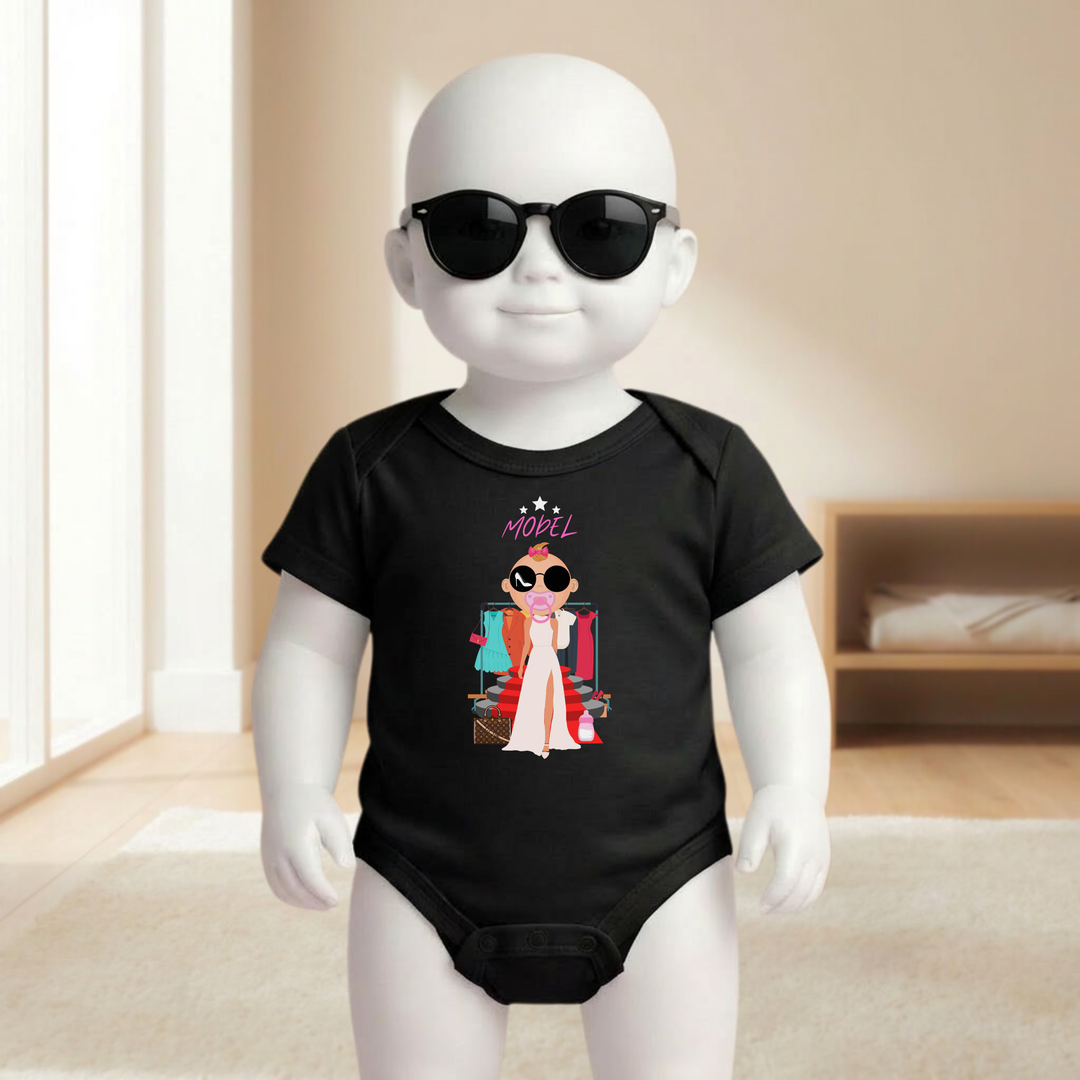 Baby Body schwarz für Mädchen mit Fashion- Motiv am Baby- Mannequin getragen, stylischer Babybody mit Model- Design für kleine Top Models von der Baby- und Kindermarke TIMMY &amp; MIMMY