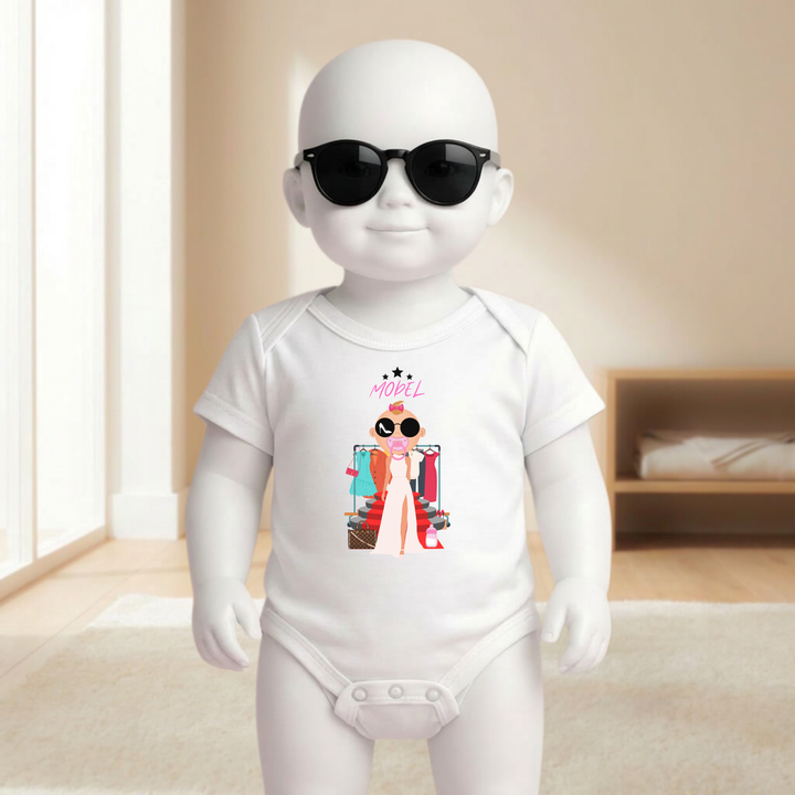 Baby Body weiß für Mädchen mit Fashion- Motiv am Baby- Mannequin getragen, stylischer Babybody mit Model- Design für kleine Top Models von der Baby- und Kindermarke TIMMY &amp; MIMMY