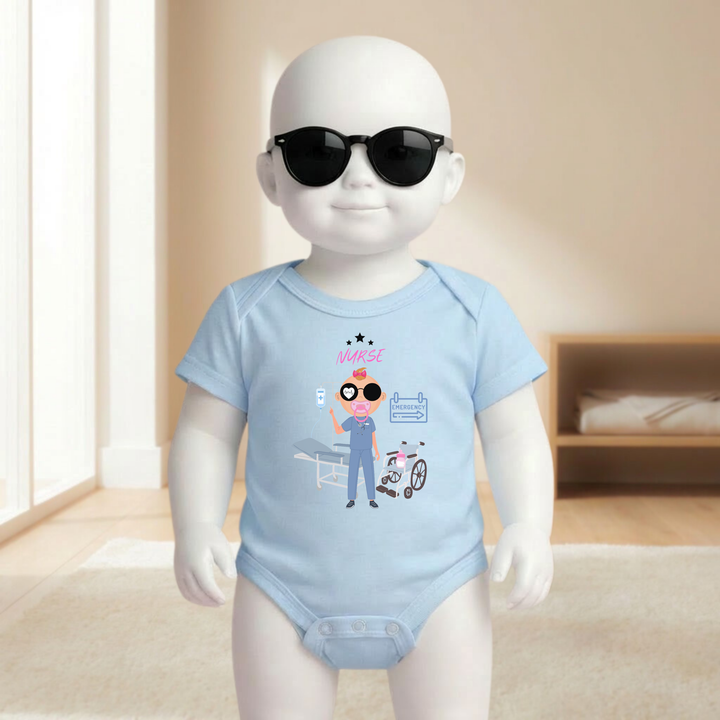Baby Body hellblau kurzarm für Mädchen am Mannequin getragen, stylischer Babybody mit Nurse Motiv für kleine Krankenschwestern von TIMMY &amp; MIMMY