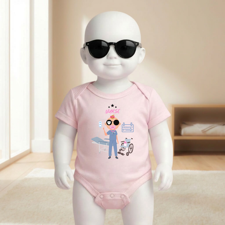 Baby Body pink kurzarm für Mädchen am Mannequin getragen, stylischer Babybody mit Nurse Motiv für kleine Krankenschwestern von TIMMY &amp; MIMMY