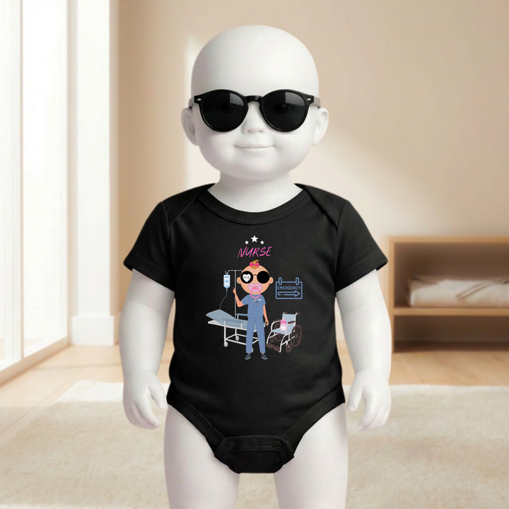 Baby Body schwarz kurzarm für Mädchen am Mannequin getragen, stylischer Babybody mit Nurse Motiv für kleine Krankenschwestern von TIMMY &amp; MIMMY
