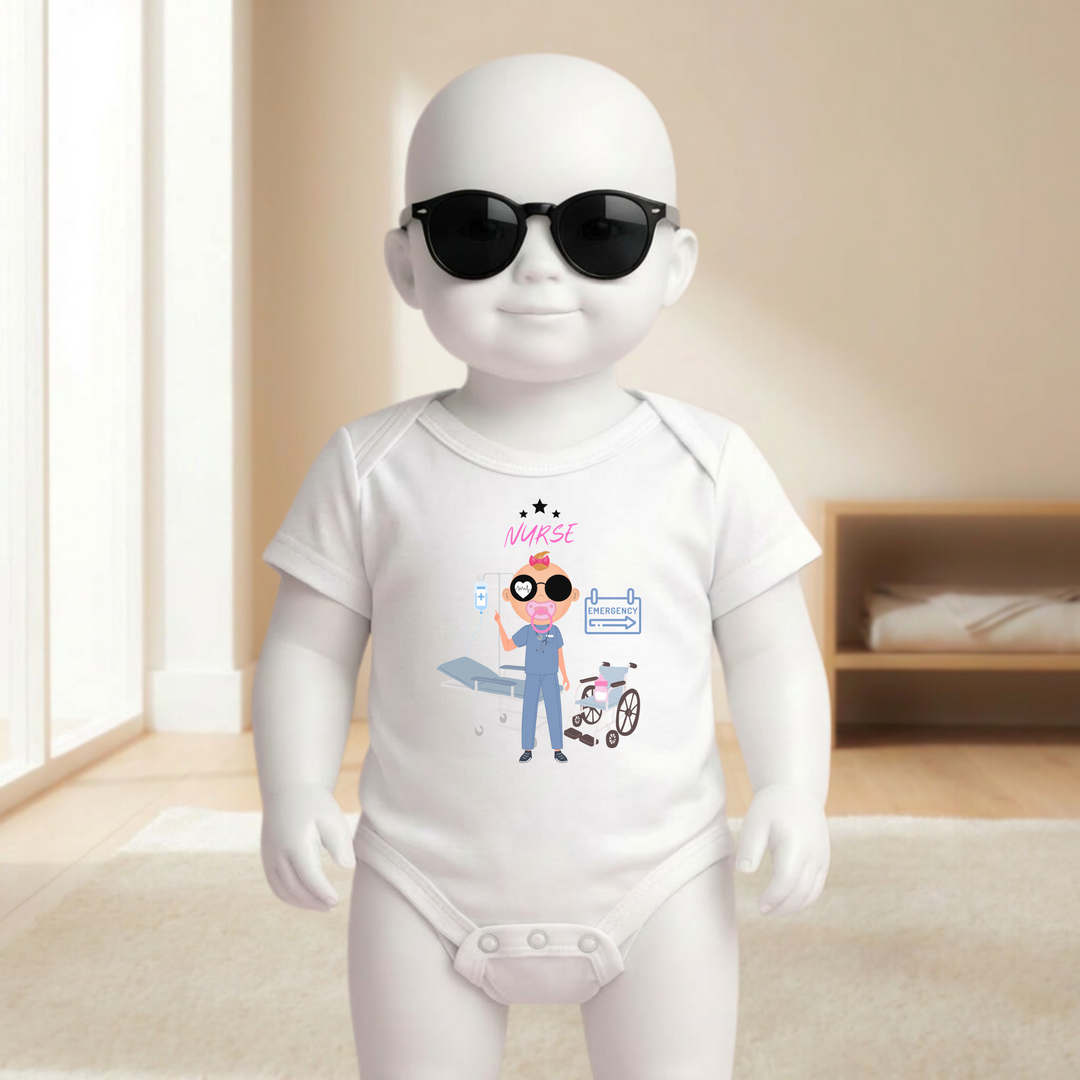 Baby Body weiß kurzarm für Mädchen am Mannequin getragen, stylischer Babybody mit Nurse Motiv für kleine Krankenschwestern von TIMMY &amp; MIMMY