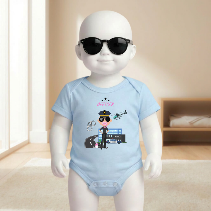 Baby Body hellblau kurzarm für Mädchen am Mannequin getragen, stylischer Babybody mit Officer- Motiv für kleine Polizistinnen von TIMMY &amp; MIMMY