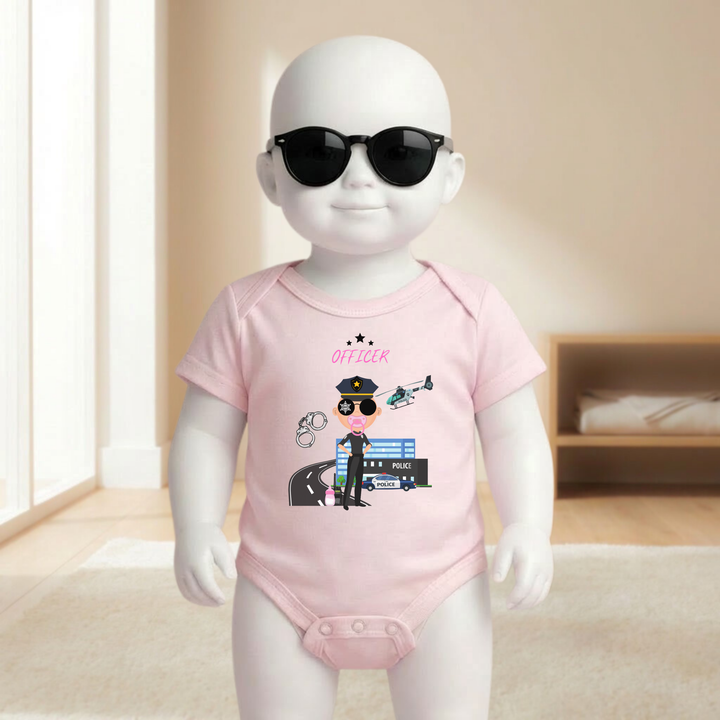 Baby Body rosa kurzarm für Mädchen am Mannequin getragen, stylischer Babybody mit Officer- Motiv für kleine Polizistinnen von TIMMY &amp; MIMMY