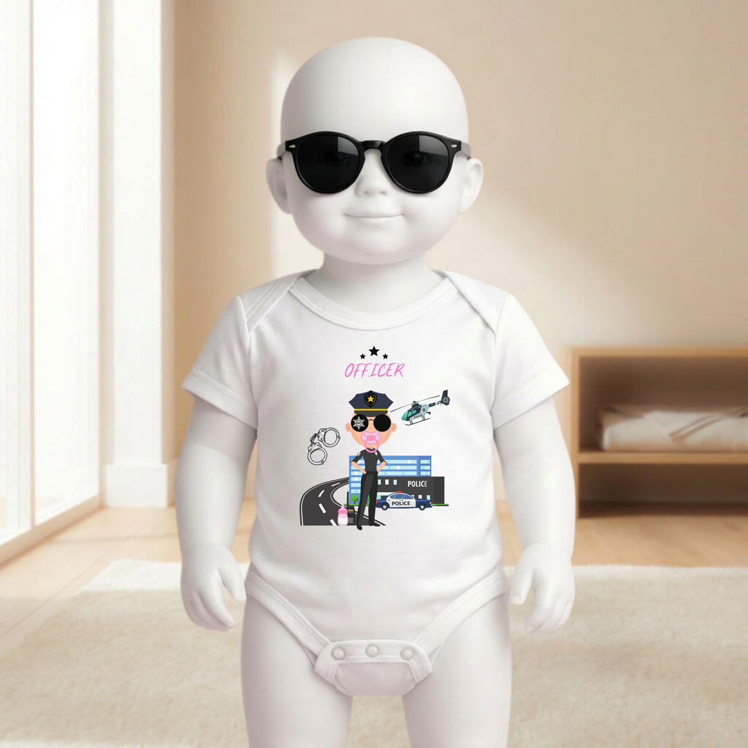 Baby Body weiß kurzarm für Mädchen am Mannequin getragen, stylischer Babybody mit Officer- Motiv für kleine Polizistinnen von TIMMY &amp; MIMMY