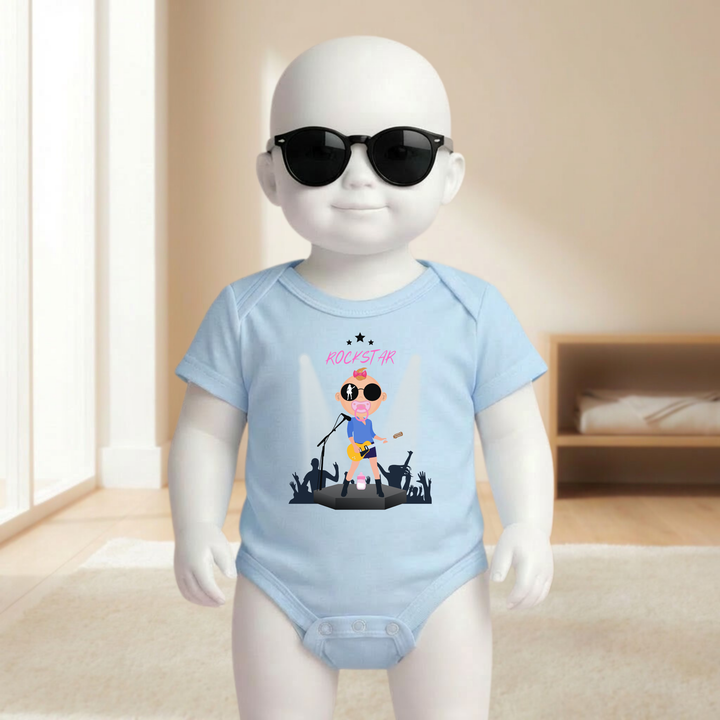 Baby Body hellblau für Mädchen mit Rockstar- Motiv am Baby- Mannequin getragen, stylischer Babybody mit Rock and Roll- Design für kleine Draufgängerinnen von der Baby- und Kindermarke TIMMY &amp; MIMMY