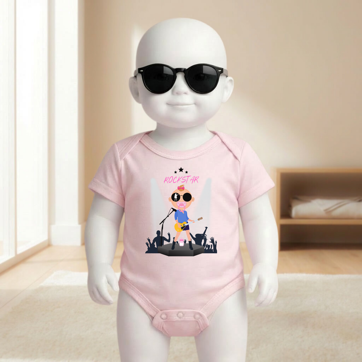 Baby Body rosa für Mädchen mit Rockstar- Motiv am Baby- Mannequin getragen, stylischer Babybody mit Rock and Roll- Design für kleine Draufgängerinnen von der Baby- und Kindermarke TIMMY &amp; MIMMY