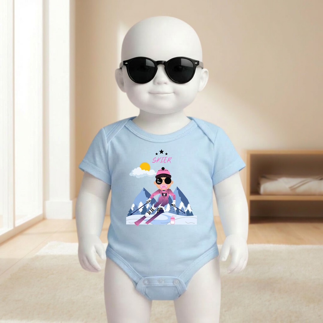 Baby Body hellblau kurzarm für Mädchen am Mannequin getragen, stylischer Babybody mit Ski Motiv für kleine Wintersport Prinzessinnen von TIMMY &amp; MIMMY