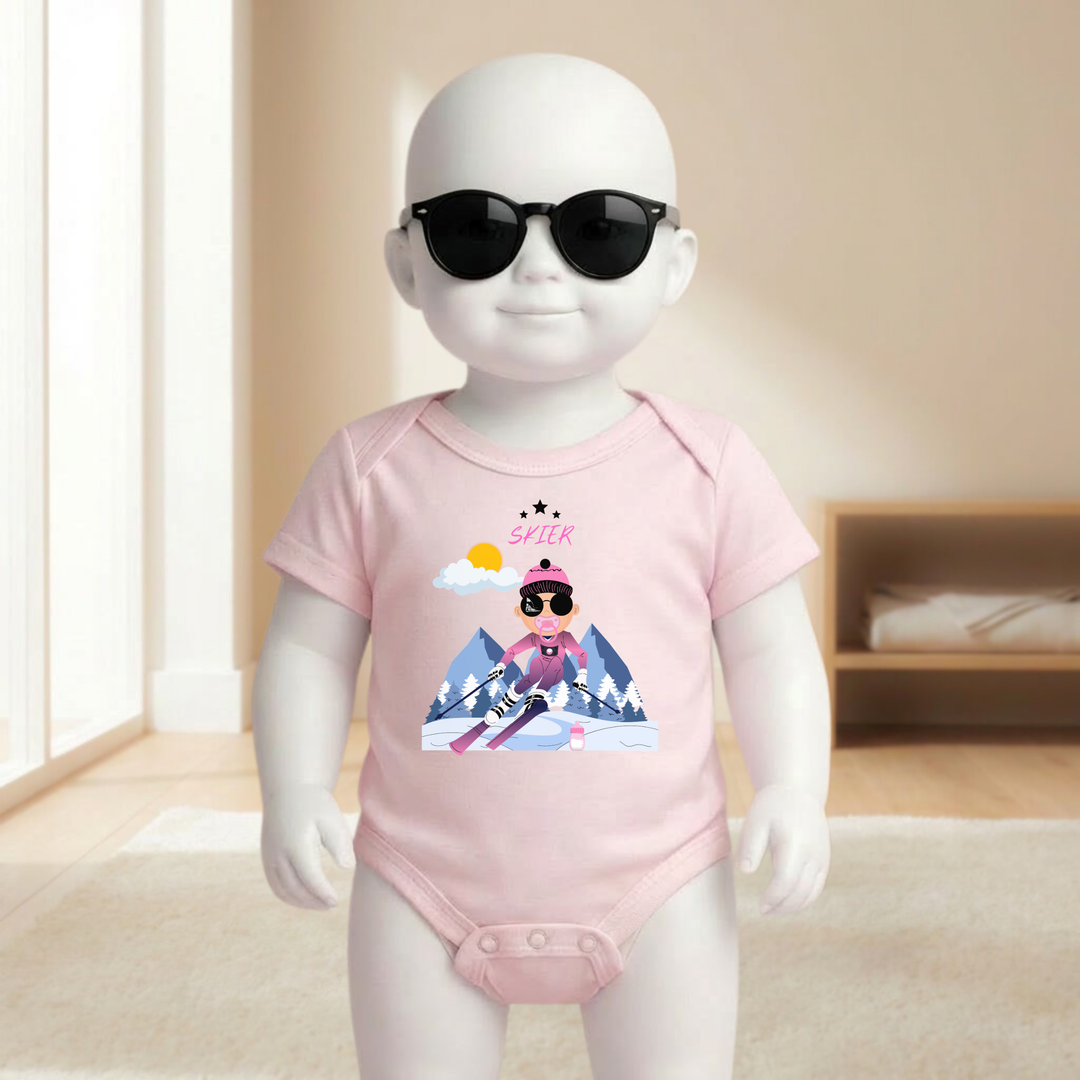 Baby Body rosa kurzarm für Mädchen am Mannequin getragen, stylischer Babybody mit Ski Motiv für kleine Wintersport Prinzessinnen von TIMMY &amp; MIMMY
