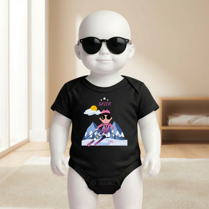 Baby Body schwarz kurzarm für Mädchen am Mannequin getragen, stylischer Babybody mit Ski Motiv für kleine Wintersport Prinzessinnen von TIMMY &amp; MIMMY