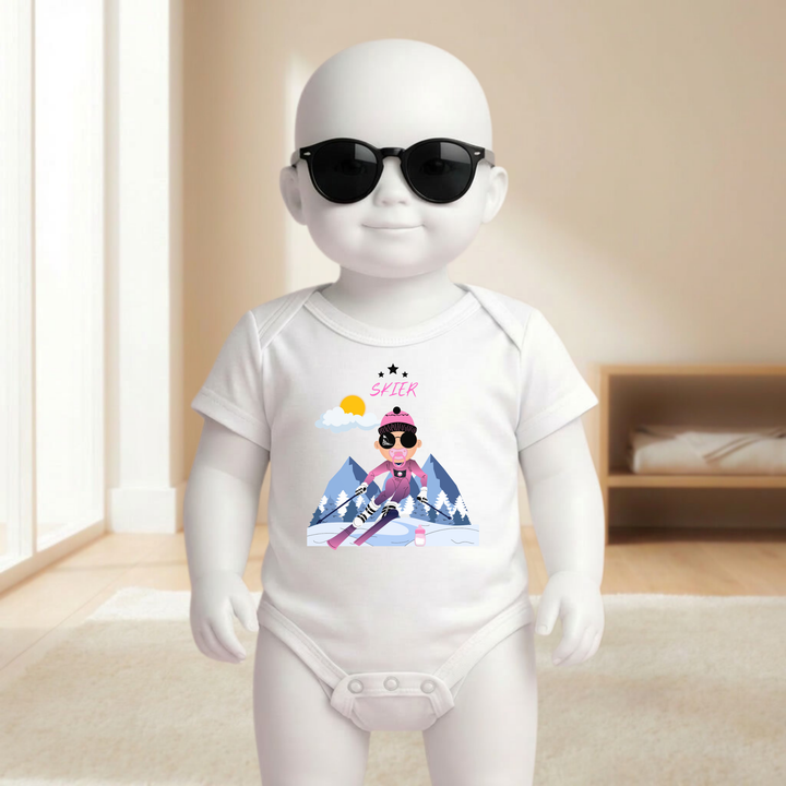 Baby Body weiß kurzarm für Mädchen am Mannequin getragen, stylischer Babybody mit Ski Motiv für kleine Wintersport Prinzessinnen von TIMMY &amp; MIMMY