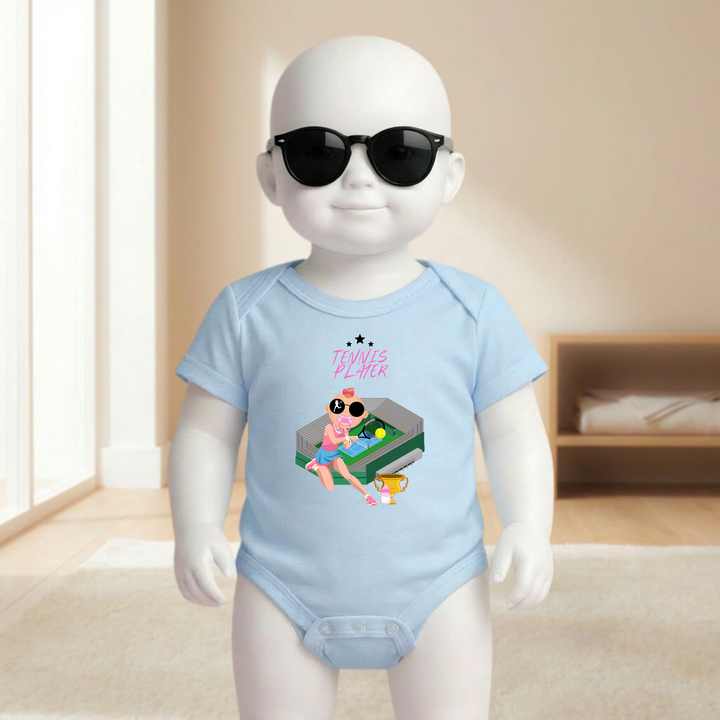 Baby Body hellblau kurzarm für Mädchen am Mannequin getragen, stylischer Babybody mit Tennis- Motiv für zukünftige Tennis Stars von TIMMY &amp; MIMMY