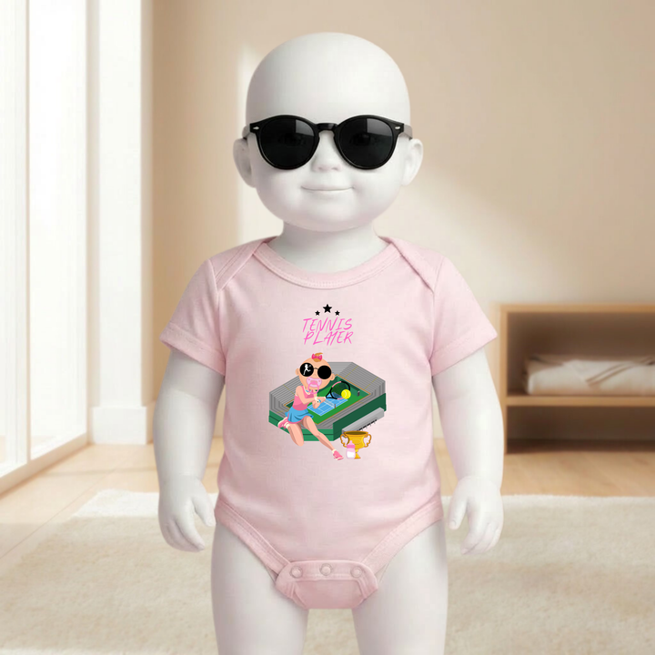 Baby Body rosa kurzarm für Mädchen am Mannequin getragen, stylischer Babybody mit Tennis- Motiv für zukünftige Tennis Stars von TIMMY &amp; MIMMY