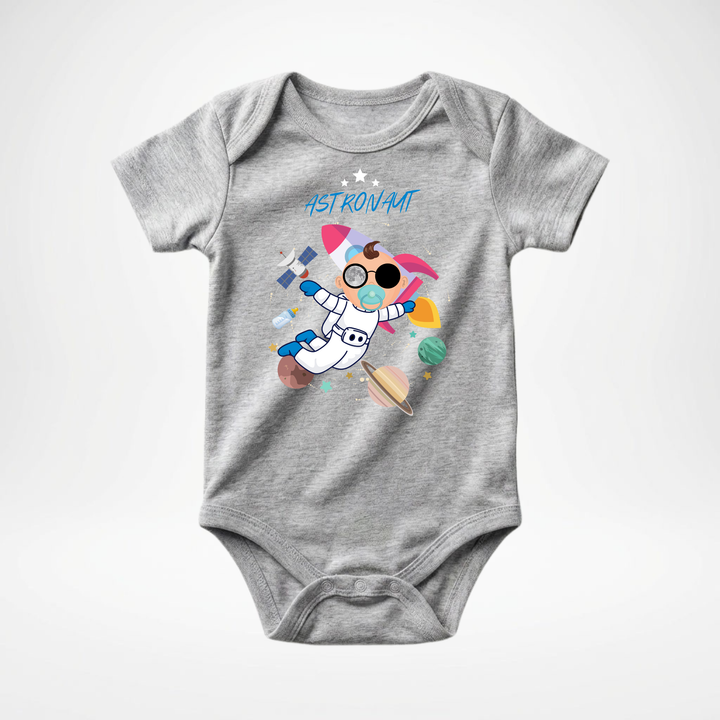 Hellgrauer Baby Body kurzarm für Jungs mit Astronaut Motiv, hochwertiger Babybody aus Baumwolle mit Weltraum Design von TIMMY &amp; MIMMY