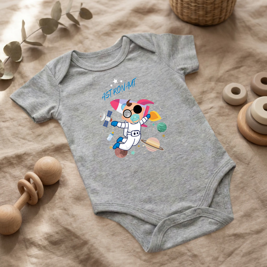 Baby Body kurzarm Jungen im Flat Lay mit Astronaut Design, hellgrauer Babybody mit Weltraum Motiv für kleine Entdecker von TIMMY &amp; MIMMY