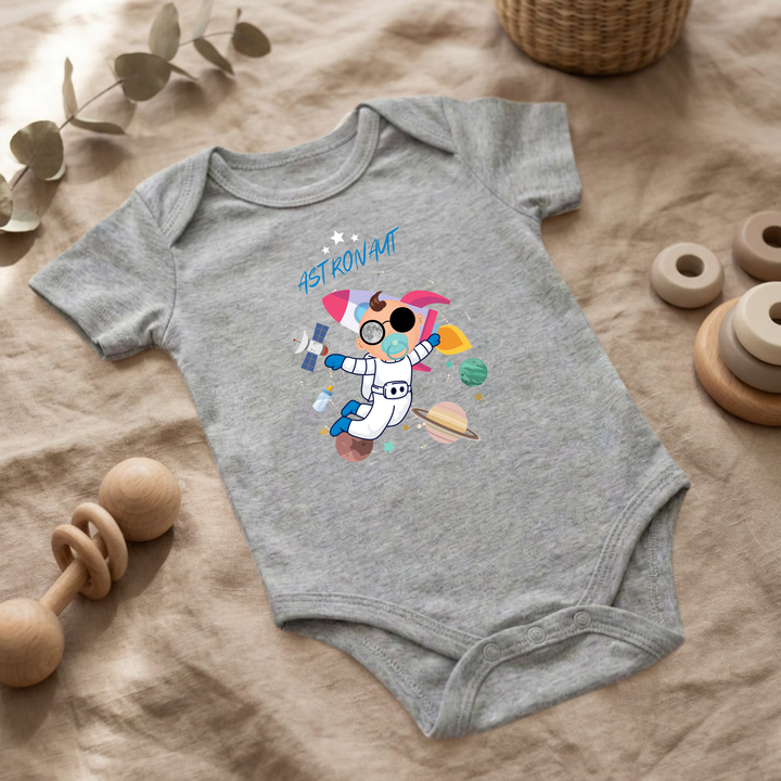 Baby Body kurzarm Jungen im Flat Lay mit Astronaut Design, hellgrauer Babybody mit Weltraum Motiv für kleine Entdecker von TIMMY &amp; MIMMY