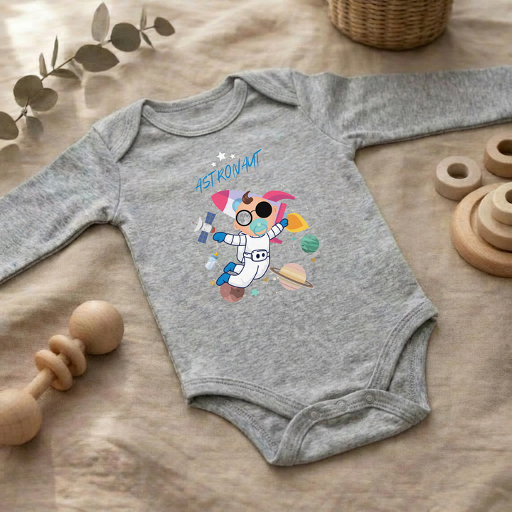 Hellgrauer Baby Body langarm für Jungs im Flat Lay mit Astronaut Design, Baby Kleidung für Herbst und Winter mit Weltraum- und Sternen Look von TIMMY &amp; MIMMY