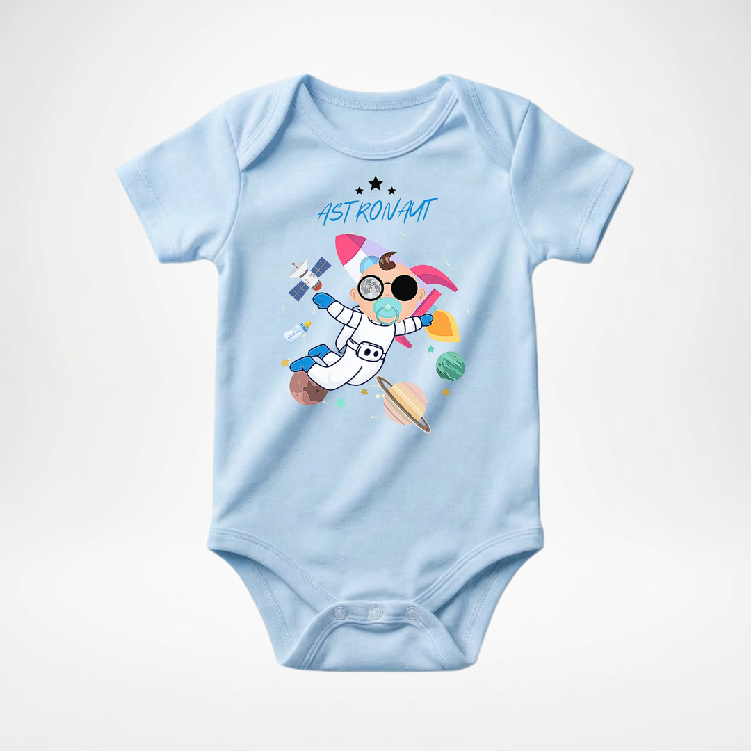 Hellblauer Baby Body kurzarm für Jungs mit Astronaut Motiv, hochwertiger Babybody aus Baumwolle mit Weltraum Design von TIMMY &amp; MIMMY