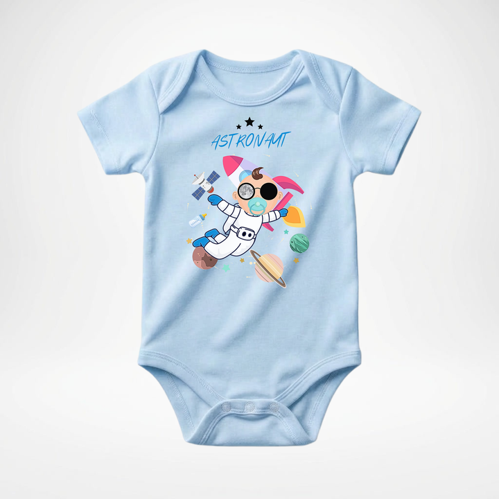 Hellblauer Baby Body kurzarm für Jungs mit Astronaut Motiv, hochwertiger Babybody aus Baumwolle mit Weltraum Design von TIMMY &amp; MIMMY
