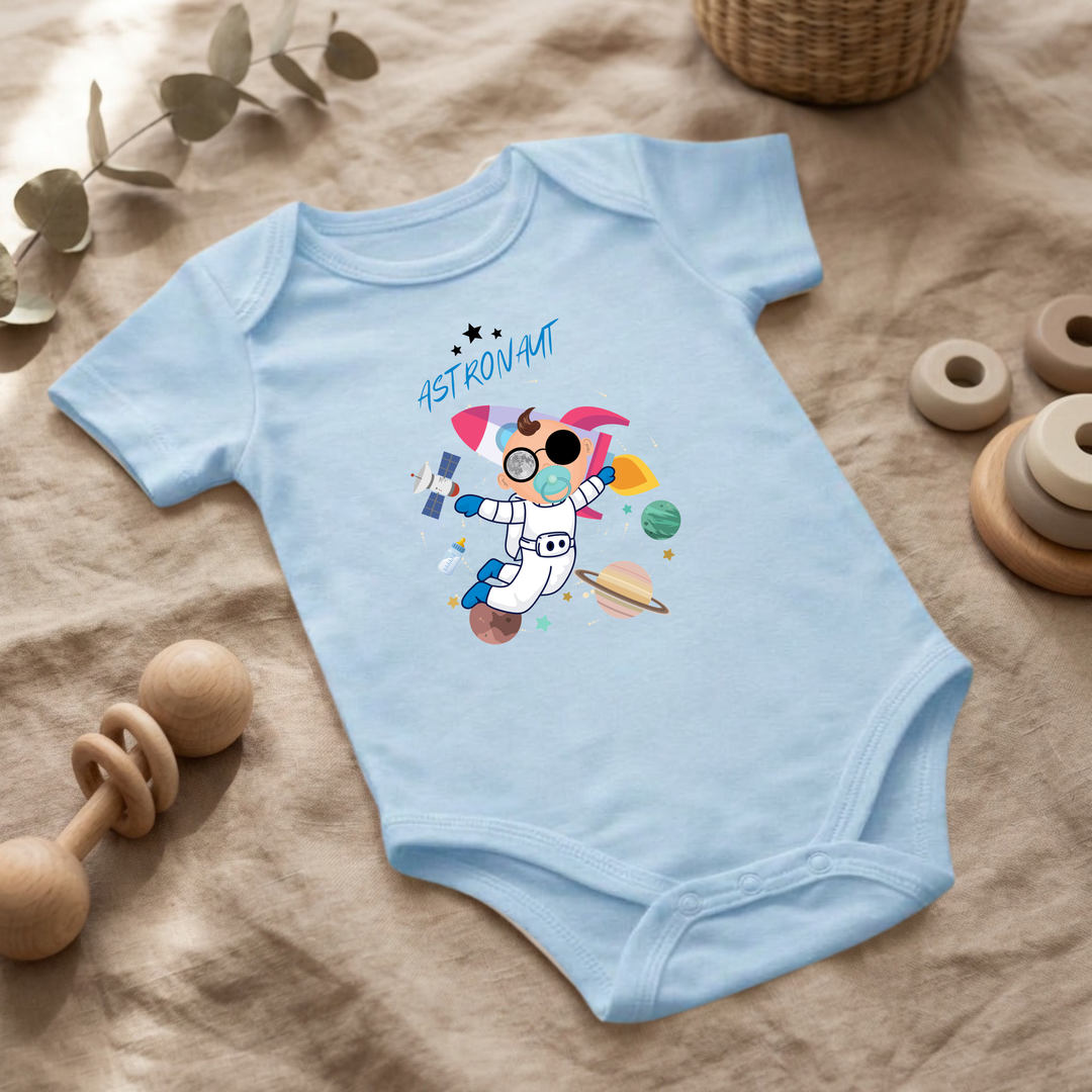 Baby Body kurzarm Jungen im Flat Lay mit Astronaut Design, hellblauer Babybody mit Weltraum Motiv für kleine Entdecker von TIMMY &amp; MIMMY