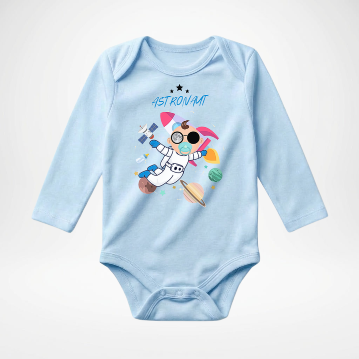 Hellblauer Baby Body langarm für Jungs mit Astronaut Motiv, hochwertiger Babybody aus Baumwolle mit Weltraum und Raketen Design von TIMMY &amp; MIMMY