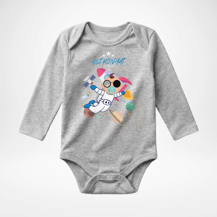 Hellgrauer Baby Body langarm für Jungs mit Astronaut Motiv, hochwertiger Babybody aus Baumwolle mit Weltraum und Raketen Design von TIMMY &amp; MIMMY