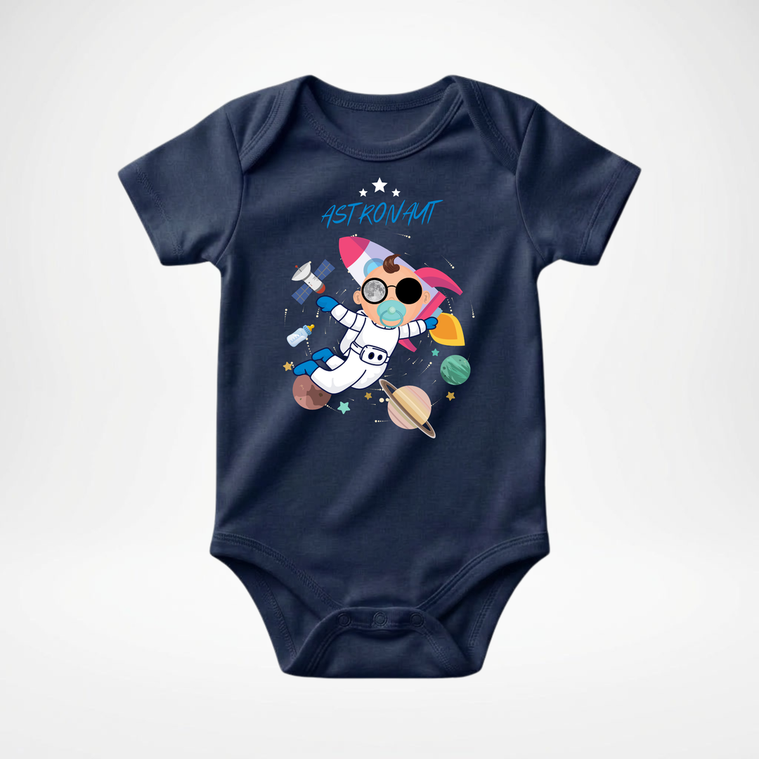 Navy blauer Baby Body kurzarm für Jungs mit Astronaut Motiv, hochwertiger Babybody aus Baumwolle mit Weltraum Design von TIMMY &amp; MIMMY