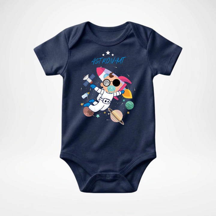Navy blauer Baby Body kurzarm für Jungs mit Astronaut Motiv, hochwertiger Babybody aus Baumwolle mit Weltraum Design von TIMMY &amp; MIMMY