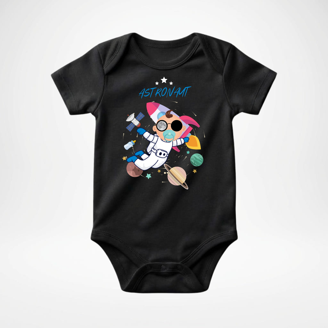 Schwarzer Baby Body kurzarm für Jungs mit Astronaut Motiv, hochwertiger Babybody aus Baumwolle mit Weltraum Design von TIMMY &amp; MIMMY