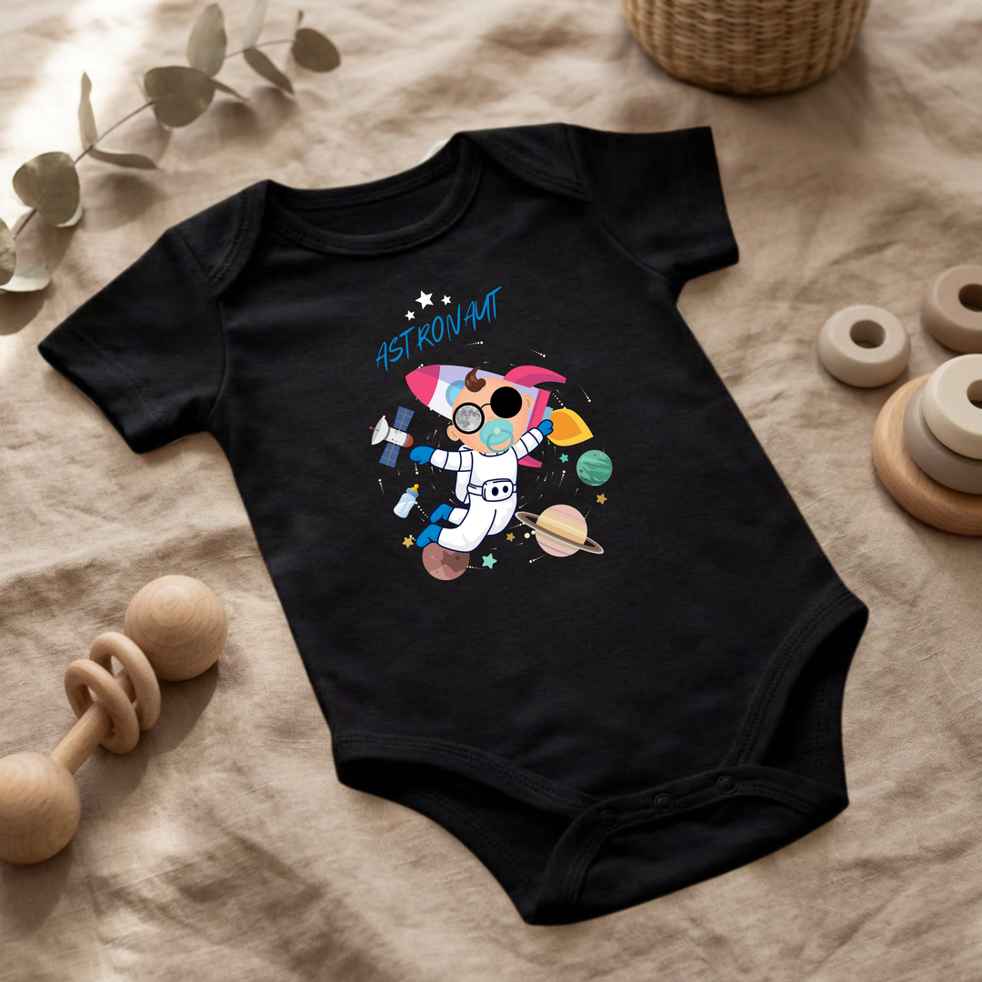 Baby Body kurzarm Jungen im Flat Lay mit Astronaut Design, schwarzer Babybody mit Weltraum Motiv für kleine Entdecker von TIMMY &amp; MIMMY