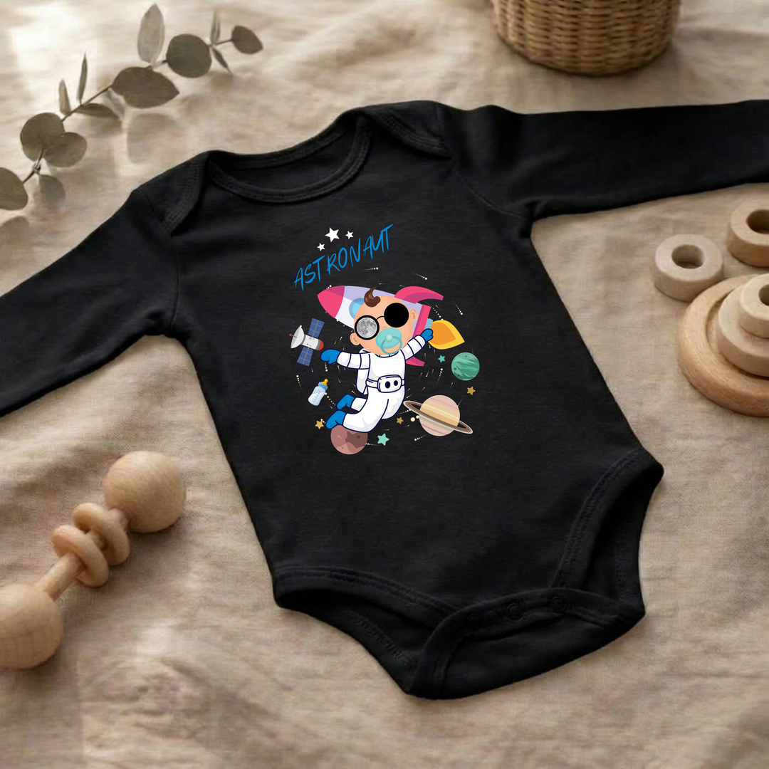 Schwarzer Baby Body langarm für Jungs im Flat Lay mit Astronaut Design, Baby Kleidung für Herbst und Winter mit Weltraum- und Sternen Look von TIMMY &amp; MIMMY